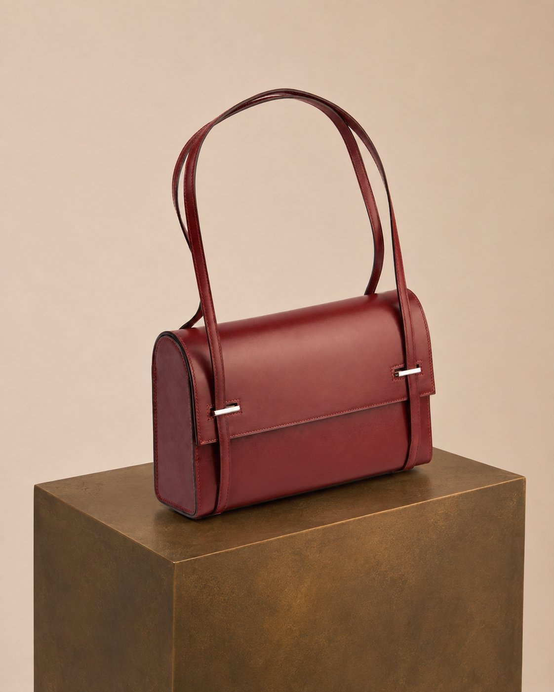 Bolsa HERMES - BOX LEATHER VINTAGE, couro liso bordô, still sobre pedestal bronze